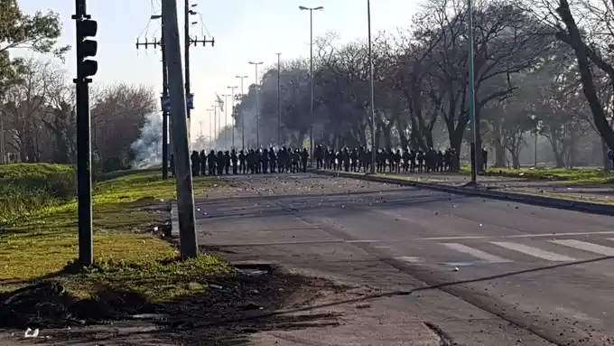 Segundo día de incidentes entre la UOCRA y la Policía en la destilería de YPF en Ensenada