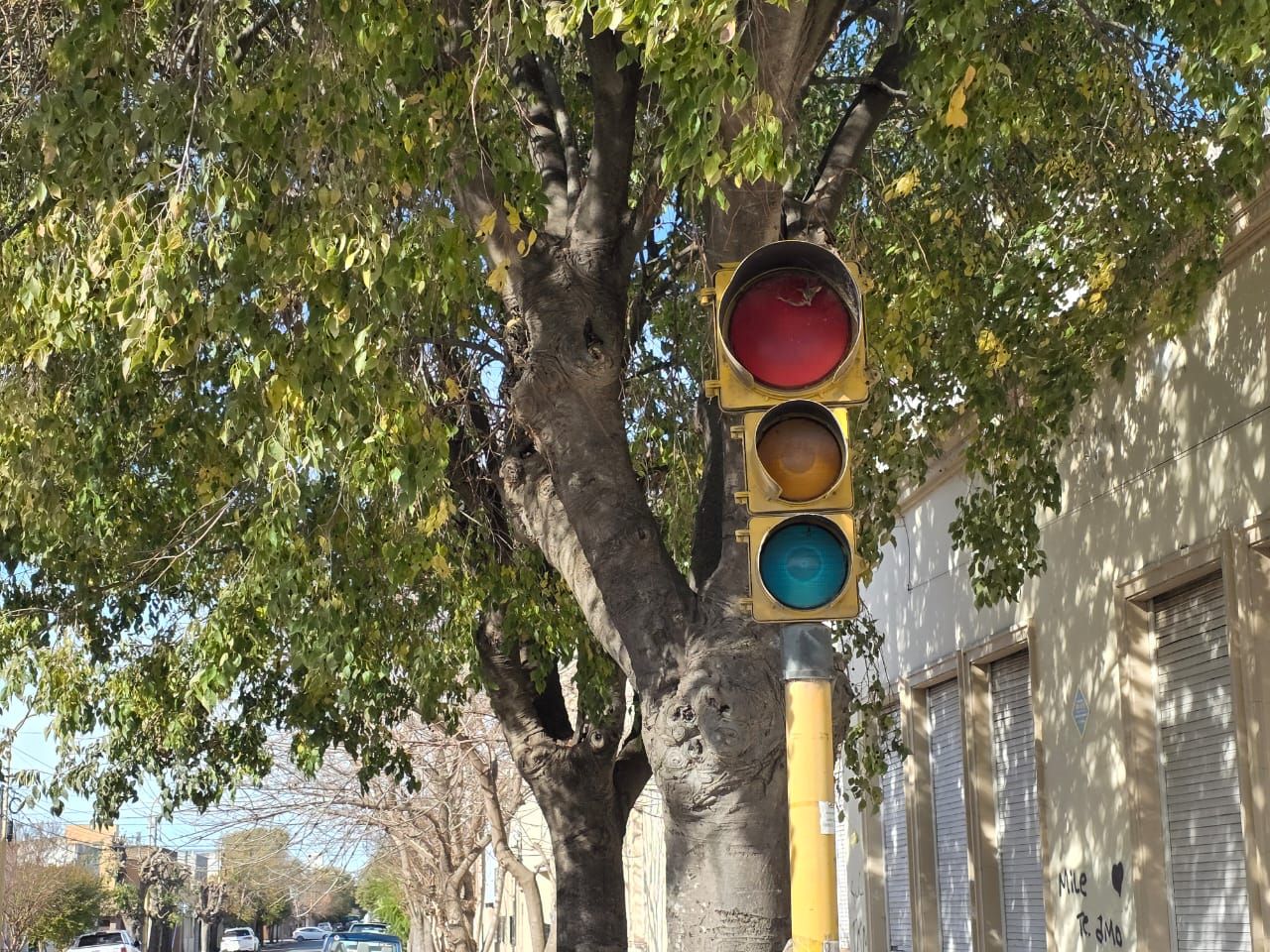 Precaución al circular por Av. Rivadavia y Saavedra: Semáforos apagados