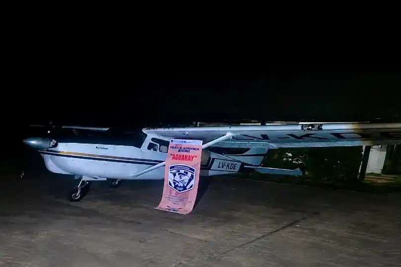 La investigación comenzó el 9 de julio, cuando se activó un alerta en el aeródromo de General Mosconi por el aterrizaje de una avioneta Cessna 210.