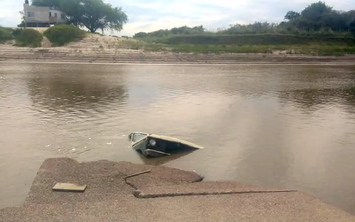 Una camioneta con un tráiler cayó al agua en cercanías de Piedras Blancas