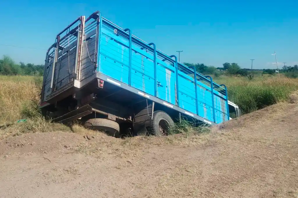 San Cristóbal: un camión terminó en una alcantarilla tras una brusca maniobra en Ruta 4