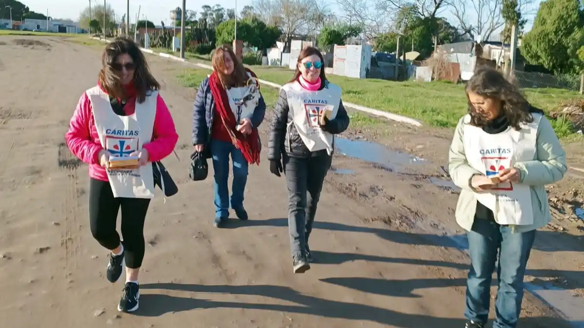 En el Barrio Terminal. Integrantes de Cáritas llevaron la Virgen a los vecinos