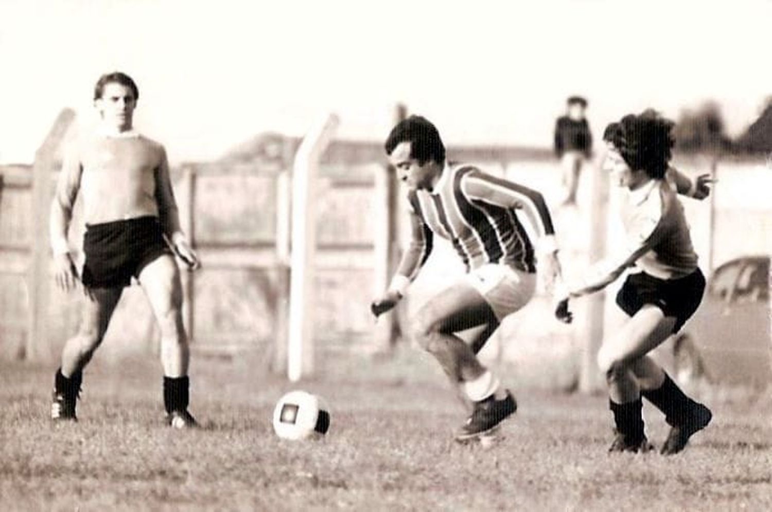 Daniel González, la vista fija en la pelota, buscando desnivelar con la camiseta de Ferro.