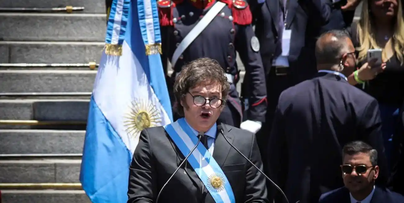 Milei habla en la escalinata del Congreso, dando la espalda a la “casta”. Archivo El Litoral