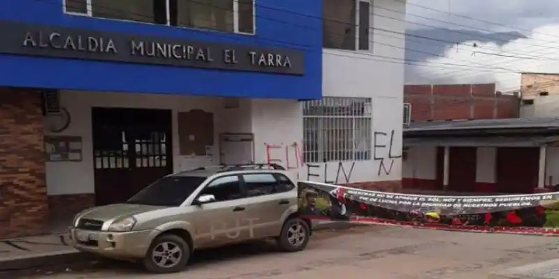 Dejan carro bomba con placas venezolanas frente a Alcaldía colombiana