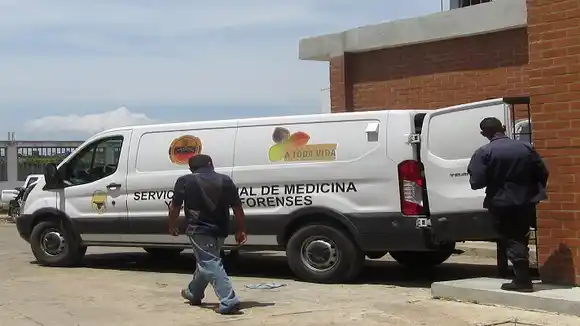 ¡MONTRUOSO! A puñaladas MATARON a una familia y a la niña de 3 añitos la VIOLARON