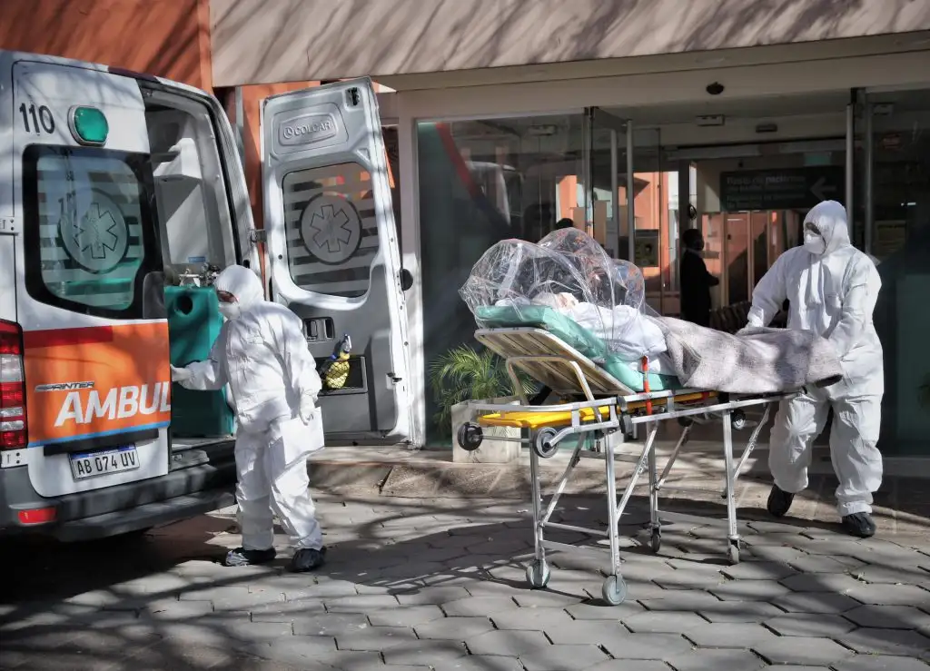 La cifra de contagios diarios superó la barrera de los 300