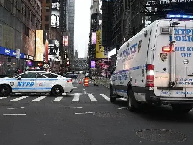 La Policía neoyorquina baleó a una mujer que había apuñalado a dos personas