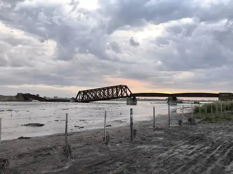 Colapsó un antiguo puente ferroviario entre Chivilcoy y 25 de Mayo