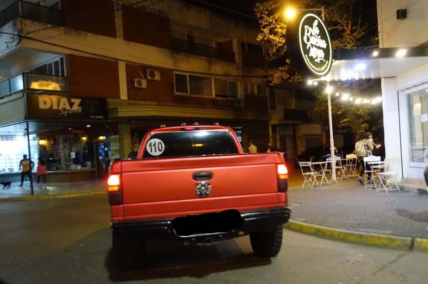 Camioneta mal estacionada en la esquina de la heladería La Buena Moza