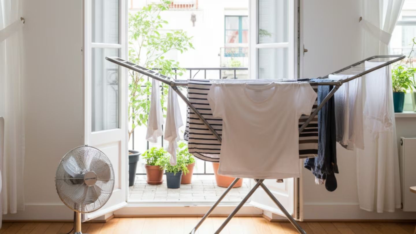 Un truco muy útil para secar la ropa en el interior de la casa en menor tiempo y sin que se impregne el olor a humedad. (Imagen: IA - Gemini).
