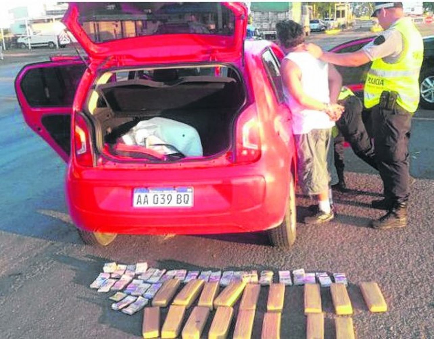 Conductor detenido con 17 panes de marihuana
