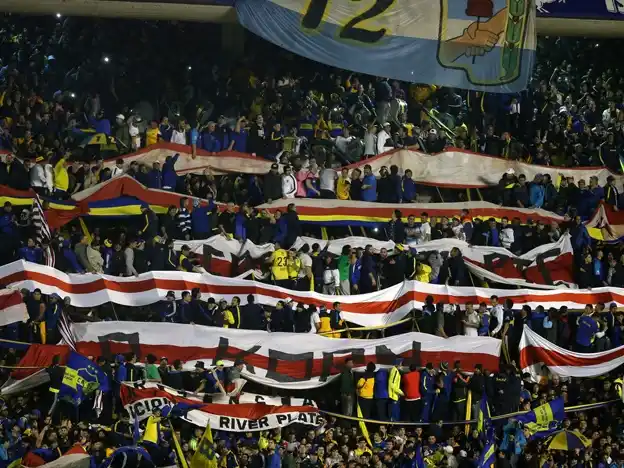 La barra de Boca despidió a Battaglia con trapos de River