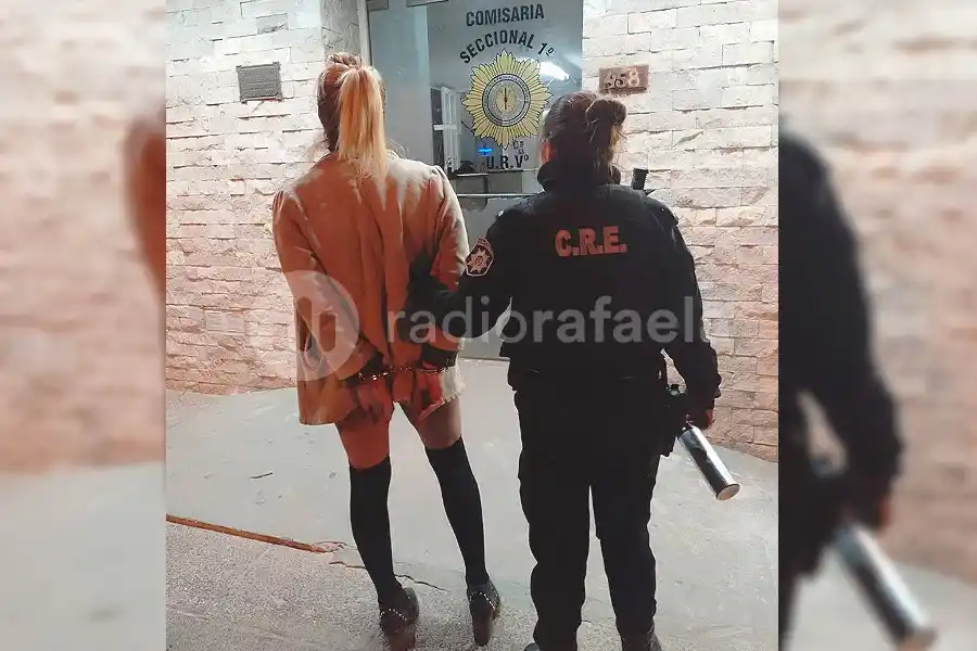 Destrozó un vidrio de la jefatura con un ladrillazo y terminó detenida