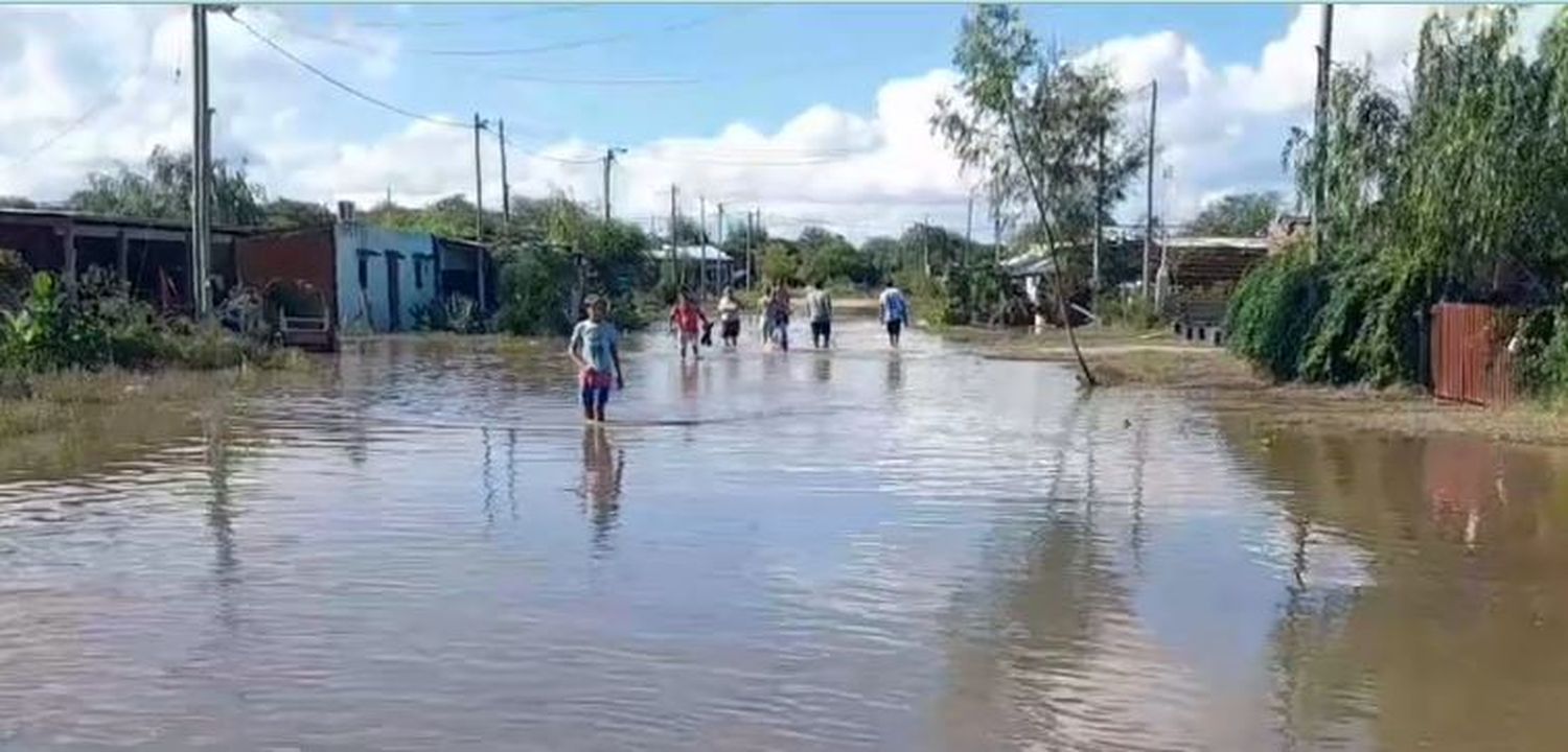 Lentamente las aguas descienden pero la tarea de los organismos prosigue.