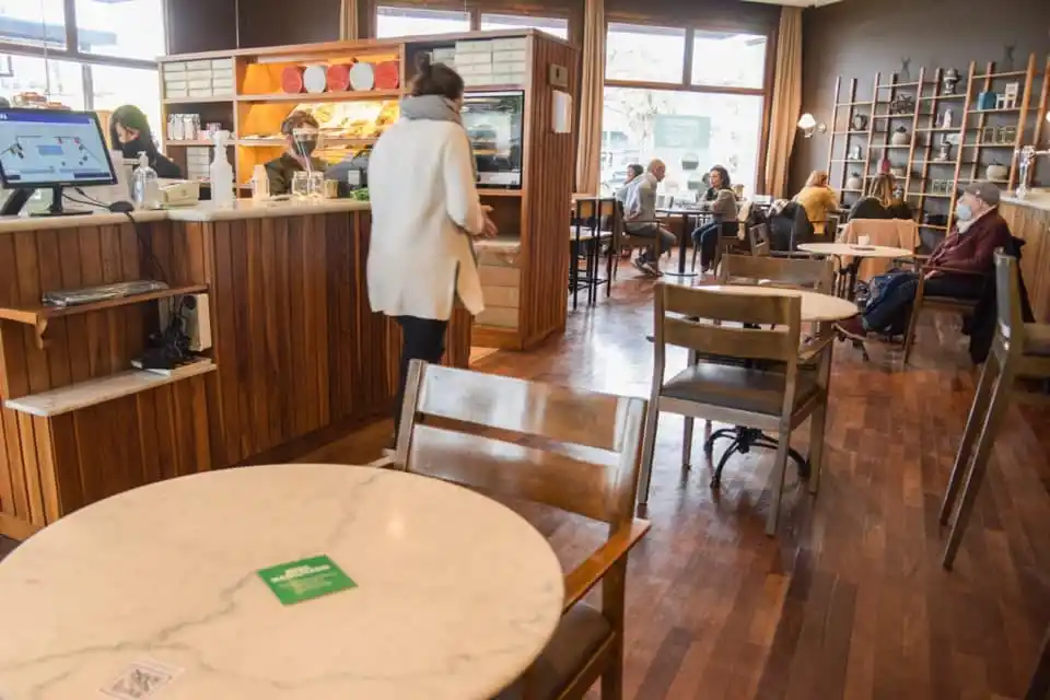 Cuarentena en Mar del Plata: La apertura de cafés continuará y habilitaron más deportes