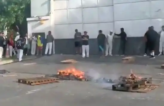 Trabajadores de un frigorífico de Villa Gobernador Gálvez denunciaron decenas de despidos