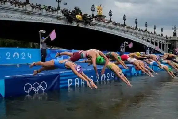Escándalo por la contaminación del Río Sena: cancelaron la jornada de la natación en aguas abiertas de París