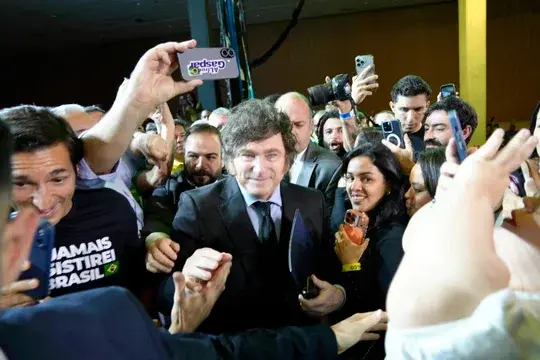 Milei apuntó contra Lula da Silva y apoyó la candidatura de Flávio Bolsonaro en su visita a Brasil