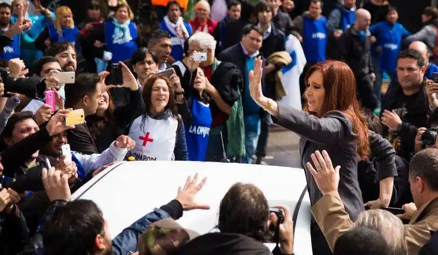 Cristina destacó la necesidad de "pensamiento crítico" y "pluralidad de voces" en mensaje para una radio