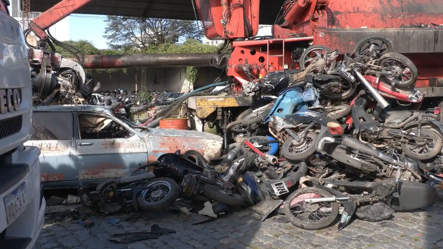 Compactación de autos y motos en el predio de Santamarina 450