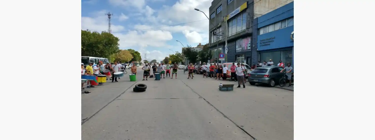 Guardavidas protestan frente al COM: "Nos quedaremos hasta que venga el Intendente"