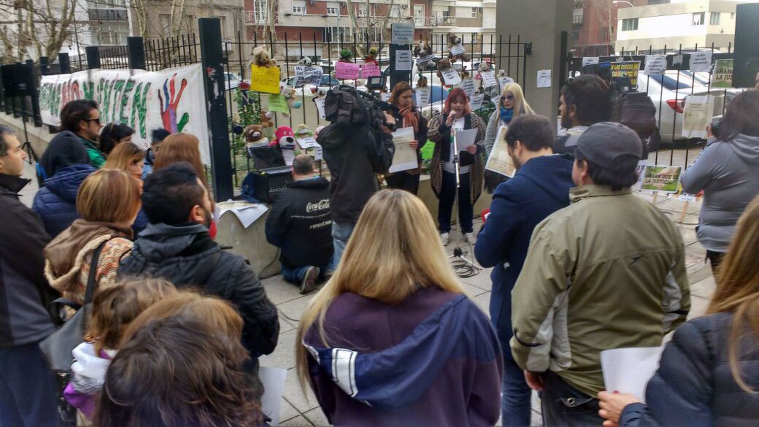 Caso Schwartz: padres de alumnos reclamaron en la puerta de Tribunales