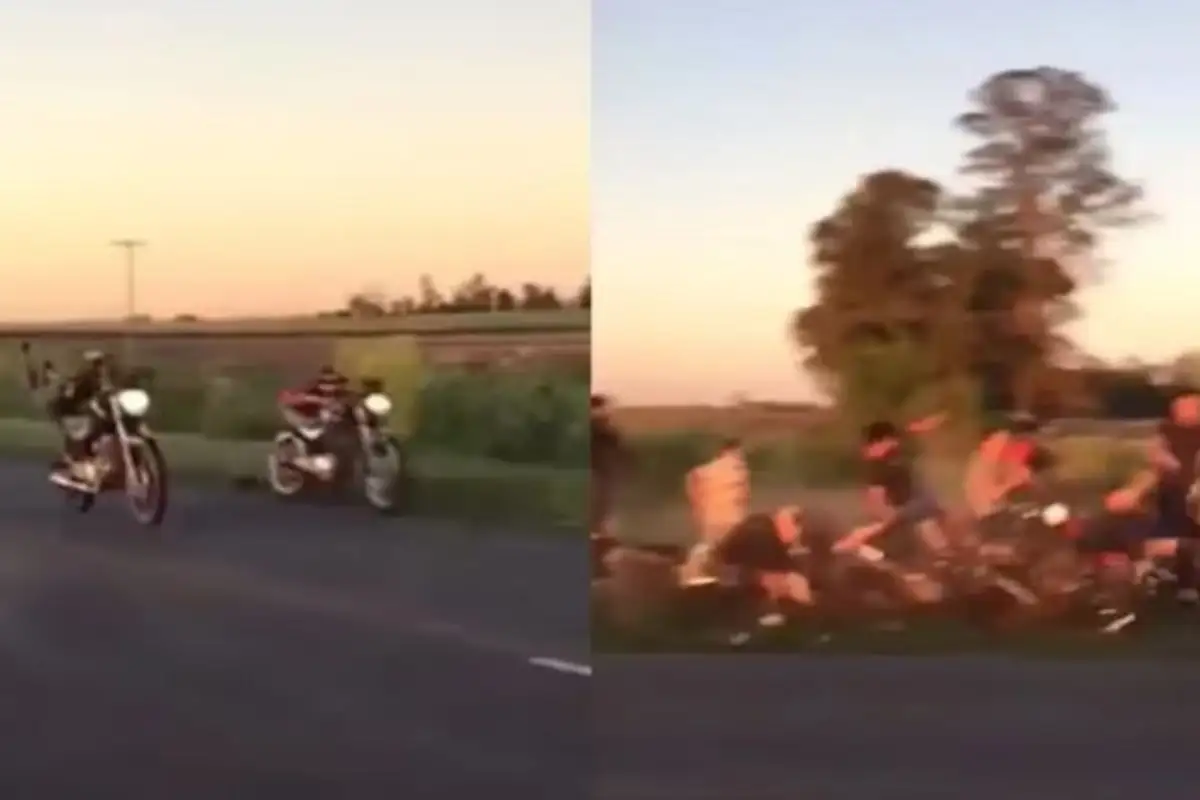 La imagen muestra el momento exacto en el que la Honda CG Titán 150 cc conducida por el primero de los jóvenes impactó de lleno contra un grupo de personas
