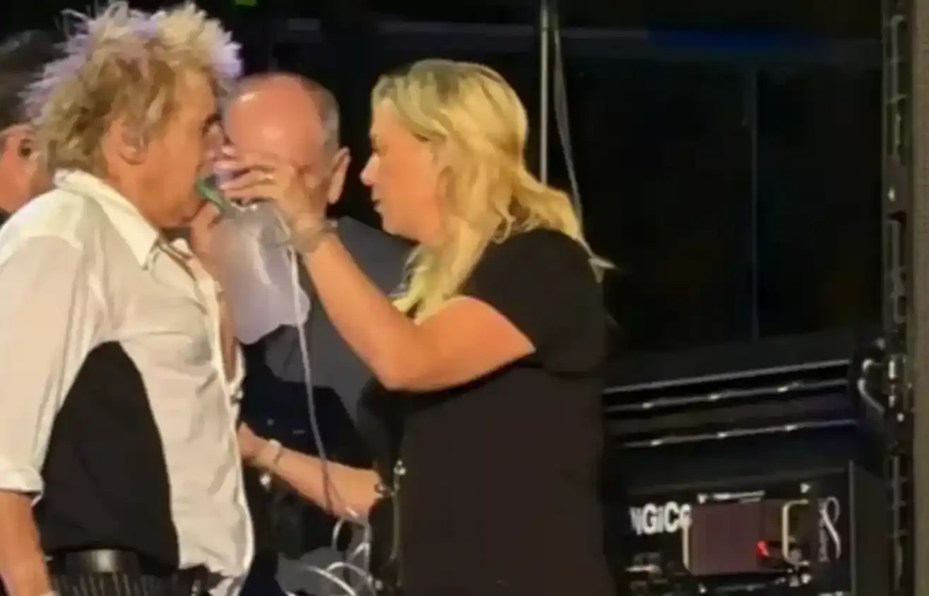 Durante el show, el cantante tuvo que ser asistido con oxígeno en pleno show