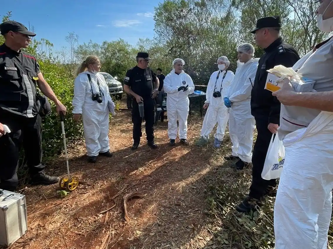 Los peritos trabajaron en el lugar del hallazgo del cuerpo.