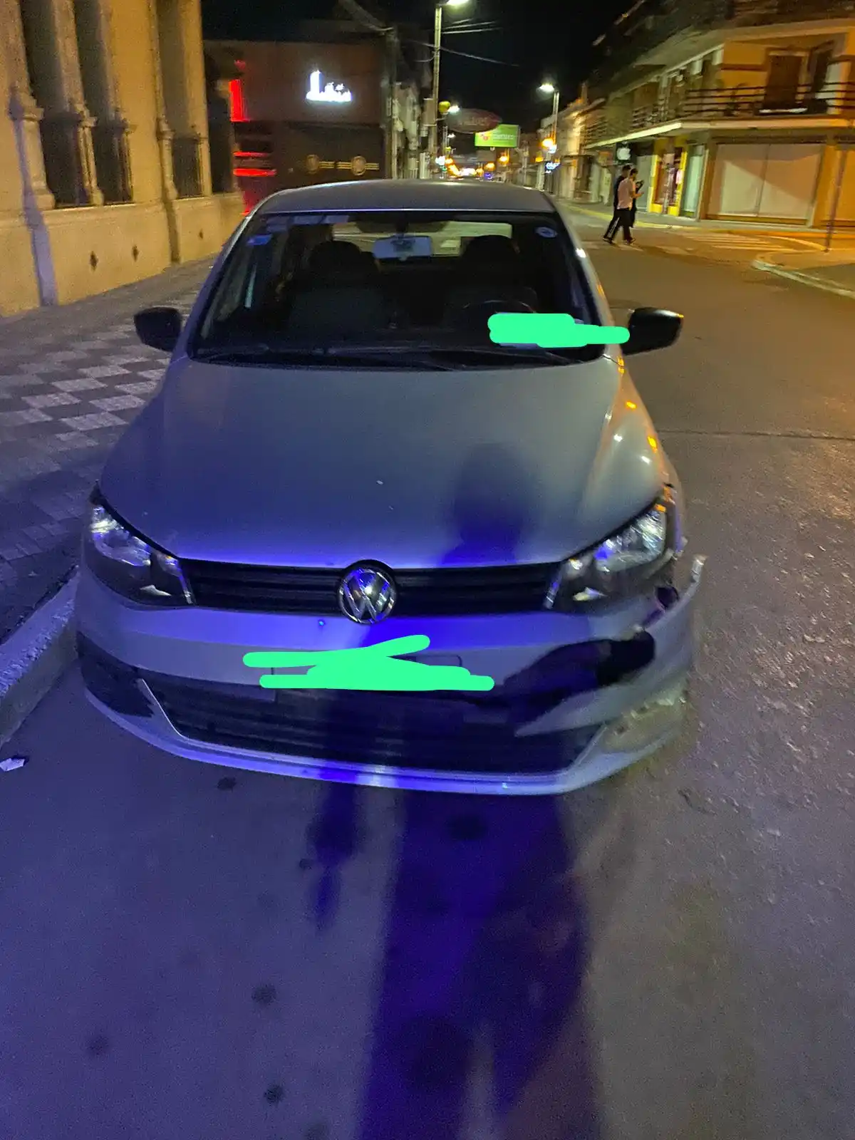 volkswagen chocado frente a la biblioteca