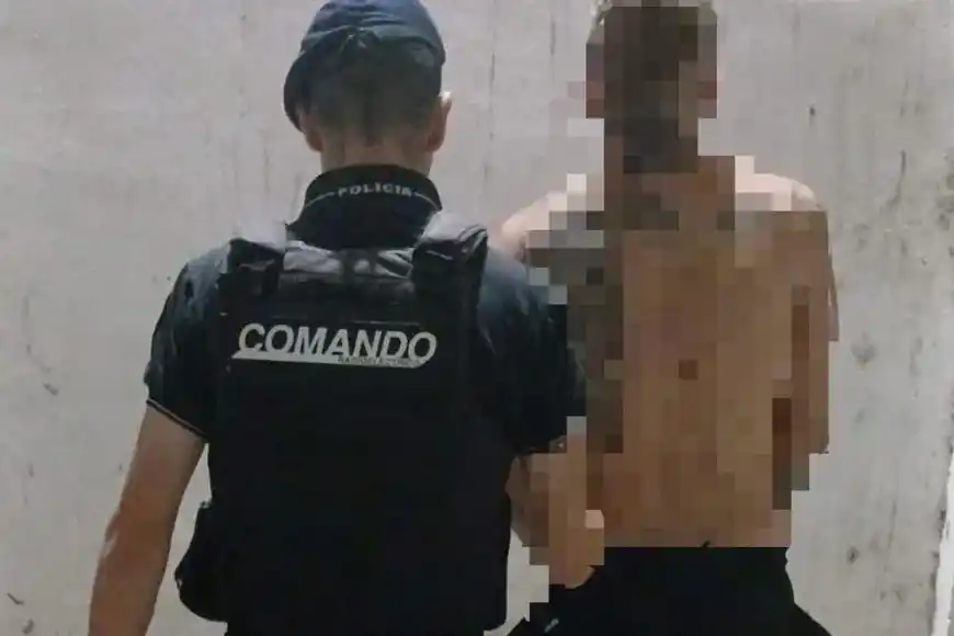 Dentro del móvil policial, el individuo propinó golpes contra el vidrio.