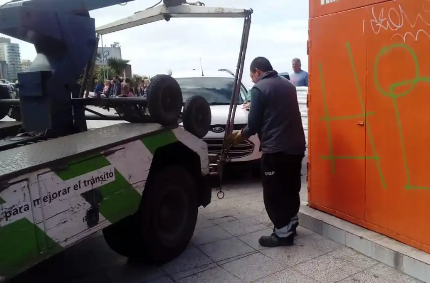 Chocó tres autos y terminó en la vereda: dio positivo en alcoholemia