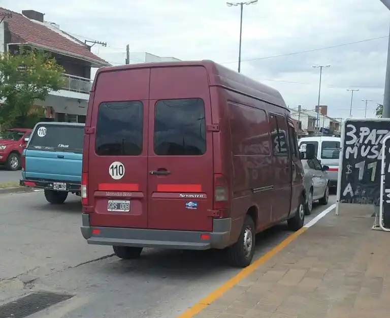 Estacionan donde quieren