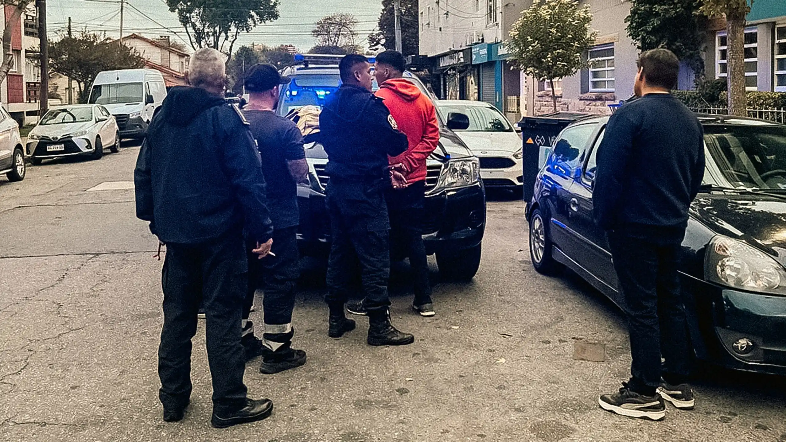Incidente en la calle: un hombre fue aprehendido por conducta violenta