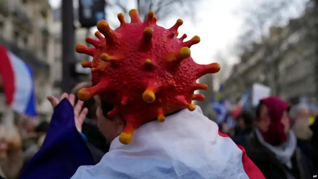 Casos de la ómicron se duplican rápidamente, dice la OMS