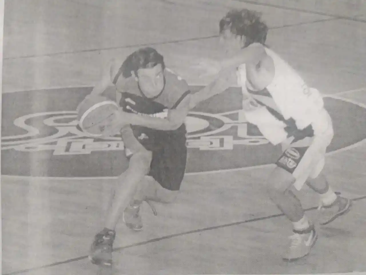 Hartstock, ante Ramiro Carrizo, el 14/12/07. Triunfo rojinegro ante Estudiantes de Santa Rosa para cortar la racha.