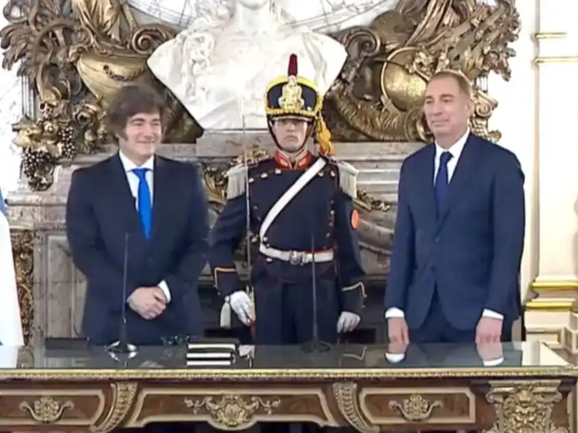 Milei le tomó juramento a Diego Santilli como nuevo ministro del Interior