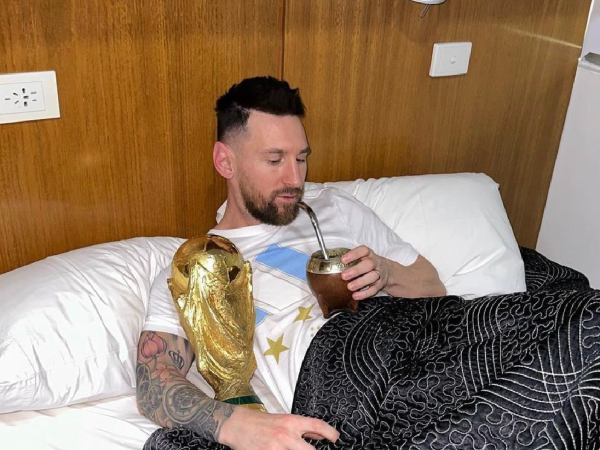 Messi y el mejor despertar: mates en la cama y abrazado a la Copa del Mundo