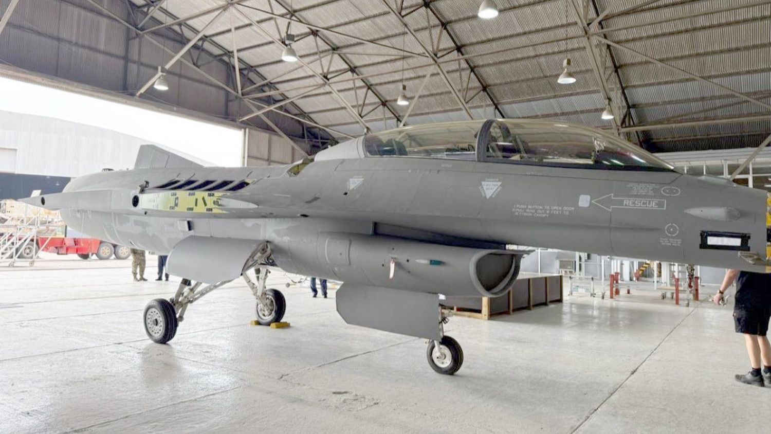 Aviones F-16: llegaron técnicos daneses a Tandil