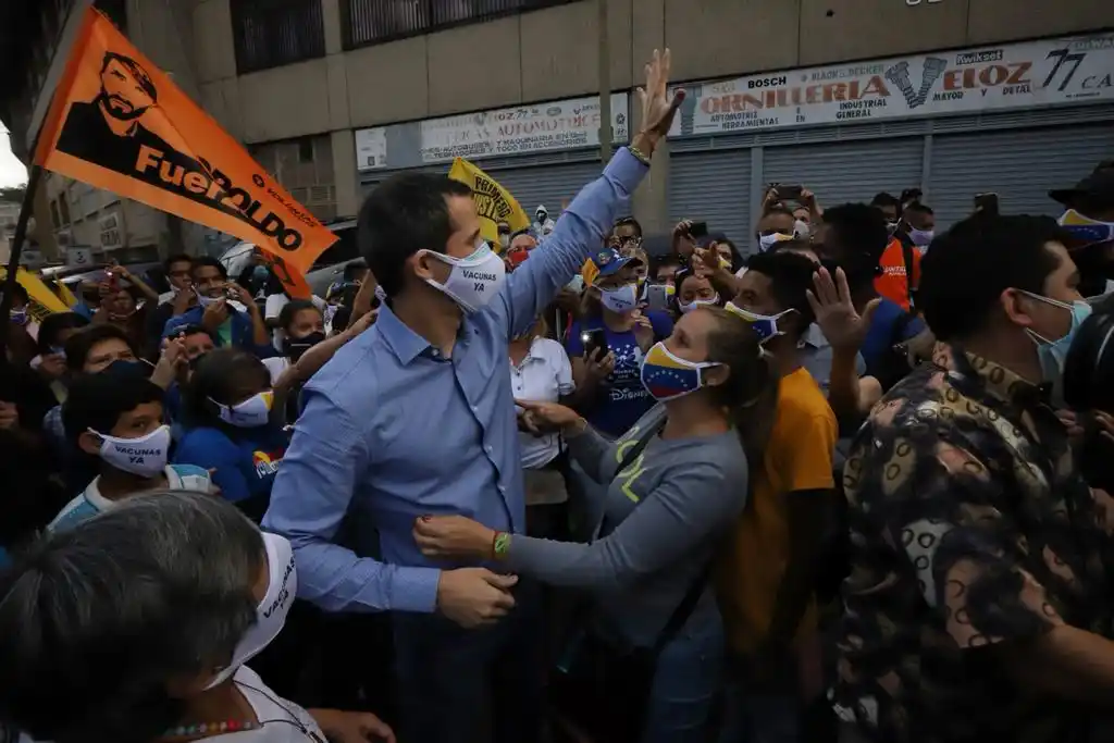 Guaidó pide no caer en el mercado negro de las vacunas