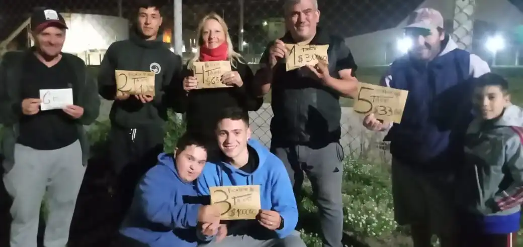 Todos los ganadores del Picadito. Posan con sus respectivos sobres