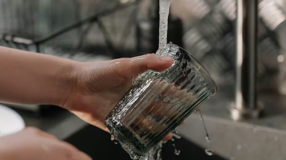 Secar los vasos correctamente y permitir la circulación de aire ayuda a prevenir la acumulación de humedad y la proliferación de bacterias, manteniendo la vajilla limpia y segura.