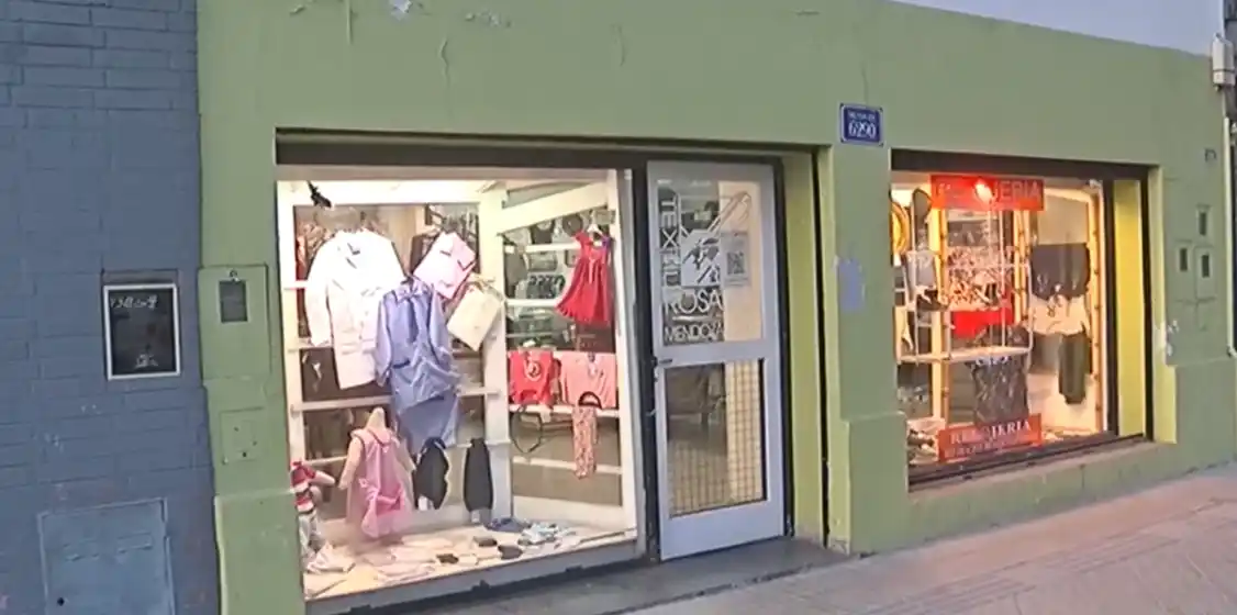 Ingresó al comercio simulando ser cliente y sacó un revólver: se llevó relojes y dinero