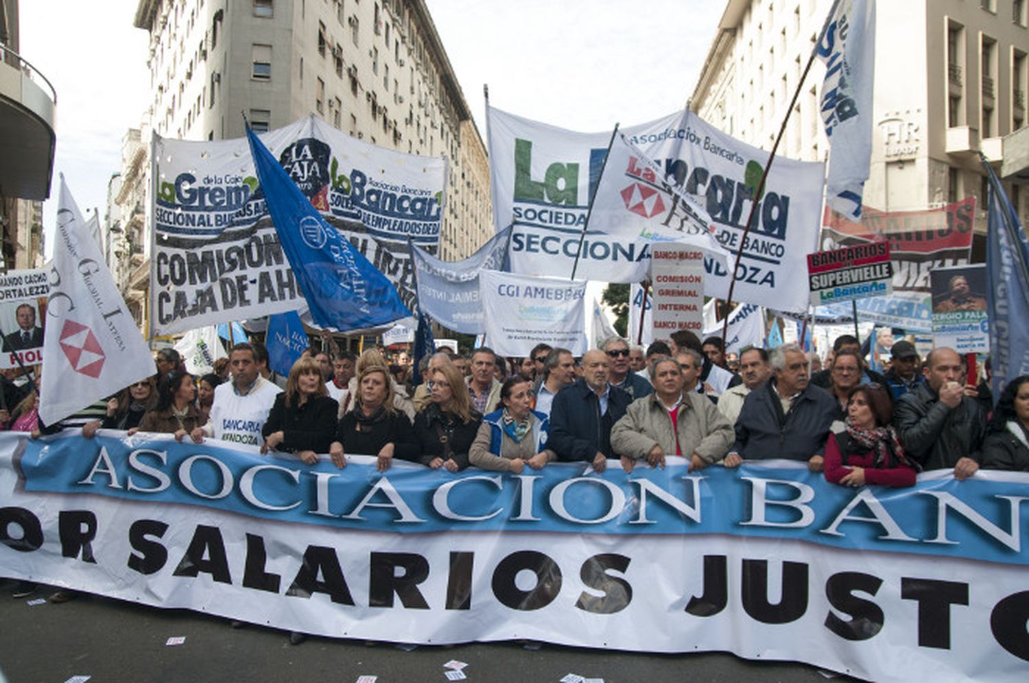 La medida será por el término de 24 horas, en todos los turnos, para el próximo viernes 20 de octubre, en los Bancos Santander, Galicia y Supervielle.