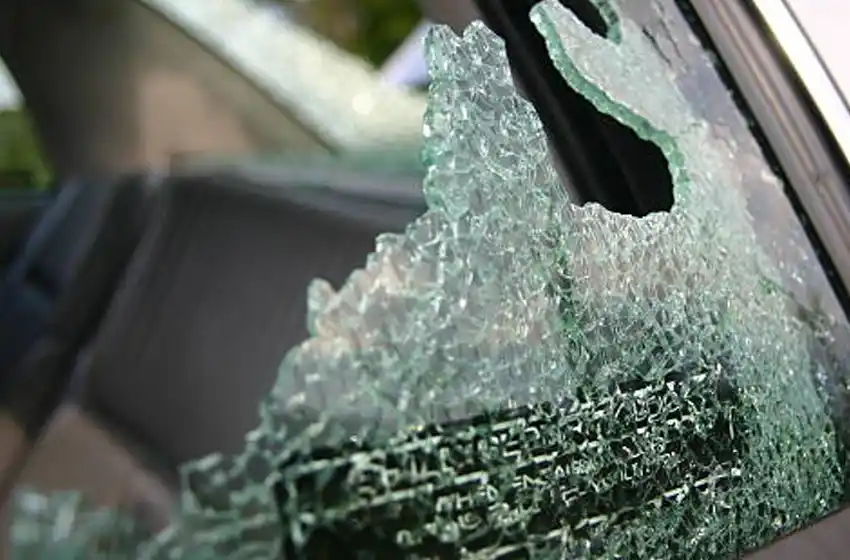 Hinchas de San Telmo de Funes destrozaron vidrios de autos al término de un partido en Pérez