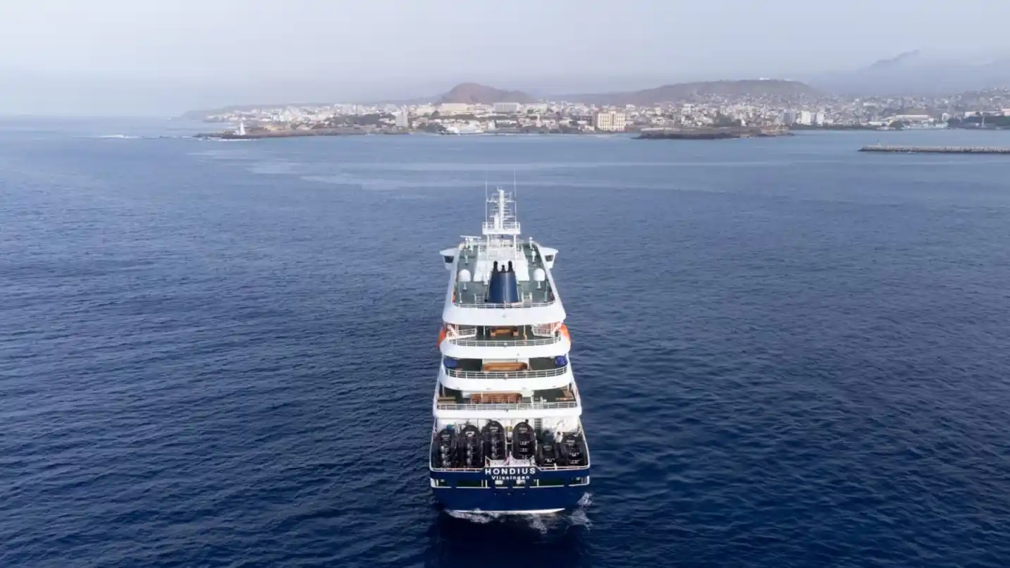 El crucero MV Hondius permanece frente a Cabo Verde. (Foto: AFP).