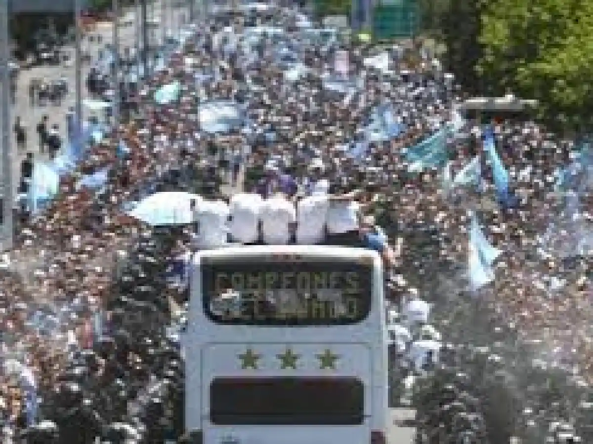 Revolución por los campeones del mundo: la Selección celebra en caravana junto a cuatro millones de hinchas