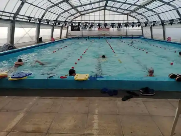 Jóvenes del programa envión practican natación en el club Atlético