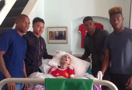 Recibió la visita de sus ídolos y murió 45 minutos después